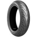 ブリヂストン BRIDGESTONE BATTLAX SPORT TOURING T31用途:リア用リム径:17インチチューブレスタイプ標準リム幅(インチ):MT5.50許容リム幅(インチ):5.50-6.00タイヤ幅:181mmタイヤ外径:629mm偏平率:55%構造:ラジアル荷重指数:73(365kg)速度記号:(W)(270超km/h)1本売り【BATTLAX SPORT TOURING T31特徴】従来品「BATTLAX SPORT TOURING T30EVO」の安定性やライフ性能を維持しながら、ウェット性能や軽快性を向上させたスポーツツーリングカテゴリーのフラッグシップモデルです。特にウェット路面における制動距離短縮およびコーナリング時のグリップ性能を追及し、急な雨天でも安心・安全なライディングに貢献。(A)パタン:フロント、リアに新設計パタン新設計のパタンは、ショルダー部分では溝の割合を上げて排水性を確保させることでウェット性能が向上。センター付近では溝の割合を減らすことでブロック剛性を上げて、ウェット制動距離の短縮を追及。(B)フロントコンパウンド:新開発コンパウンド新開発のコンパウンドは、シリカの分散を分子レベルで改良、ゴムの柔軟性があがることで、荷重がかかった時にゴムが路面凹凸へ食い込みやすくなり、且つ分子を動きやすくすることでエネルギーロスを発生させ、グリップ性能向上に貢献。特に、低温域でのグリップ性能を追及しており、これによってウェット路面でも高いグリップ性能を発揮。(C)リアコンパウンド:「3LC+CAP&BASE※2」トレッド3レイヤーのコンパウンドを採用し、センター部分のコンパウンドがショルダー部分のベースにも広がっていることで、ショルダー部分の剛性が高くなり、特にコーナリング時の安定性の確保に貢献。※2 CAP&BASE:トレッドゴムを外層側と内層側に分け、それぞれ別のゴムを配置したトレッド構造。(D)その他技術:ULTIMAT EYE?※3の活用による接地性の改良「ULTIMAT EYE」の計測技術で実走状態での動的なタイヤの挙動を可視化。T30EVO対比で接地前方の粘着域を増加させるとともに、接地後方の滑り域を減少。これによりコーナリング時のウェットグリップ性能およびドライ応答性の向上に貢献。※3 「ULTIMAT EYE(アルティメットアイ)」は、タイヤの接地面挙動を計測・予測・可視化するブリヂストン独自のタイヤ開発技術です。実車テストと同等の高速走行状態を室内で再現し、接地面におけるタイヤの挙動を可視化することが可能。これによって、従来の実車テストに加えて、科学的な根拠に基づく精度の高い解析や性能確認を行うことが可能。10年-11年 ハーレー XR1200X09年-10年 ハーレー XR120014年-16年 ホンダ CB650F03年-06年 ホンダ CB600F07年-10年 ホンダ CB600F11年-12年 ホンダ CB600F11年-13年 ホンダ CB600F11年-12年 ホンダ CBR600F11年-12年 ホンダ CBR600F99年-00年 ホンダ CBR600F401年-02年 ホンダ CBR600F4i03年-04年 ホンダ CBR600RR05年-06年 ホンダ CBR600RR07年-08年 ホンダ CBR600RR09年-12年 ホンダ CBR600RR13年-16年 ホンダ CBR600RR14年-16年 ホンダ CBR650F00年-01年 ホンダ ホーネット60008年-15年 ホンダ CB1000R01年-03年 ホンダ ホーネット90098年-99年 ホンダ VFR80000年-01年 ホンダ VFR80002年-03年 ホンダ VFR80004年-05年 ホンダ VFR80006年-07年 ホンダ VFR80014年-16年 ホンダ VFR800F11年-12年 ホンダ Crossrunner15年-16年 ホンダ VFR800Xクロスランナー15年 ホンダ Crossrunner97年-00年 ホンダ VTR1000Fファイアストーム01年-06年 ホンダ VTR1000Fファイアストーム03年-04年 ホンダ CB1300スーパーフォア05年-07年 ホンダ CB1300スーパーフォア ABS08年-09年 ホンダ CB1300スーパーフォア10年-13年 ホンダ CB1300スーパーフォア ABS14年-17年 ホンダ CB1300スーパーフォア ABS10年-13年 ホンダ CB1300スーパーツーリング05年-07年 ホンダ CB1300スーパーボルドール08年-09年 ホンダ CB1300スーパーボルドール10年-13年 ホンダ CB1300スーパーボルドール14年-17年 ホンダ CB1300スーパーボルドール ABS96年-98年 ホンダ CBR1100XXスーパーブラックバード01年-03年 ホンダ CBR1100XXスーパーブラックバード99年-07年 ホンダ CBR1100XXスーパーブラックバード99年-03年 ホンダ X1104年-06年 ヤマハ FZ6-N04年-06年 ヤマハ FZ6-S FAZER07年-09年 ヤマハ FZ6-S FAZER08年-09年 ヤマハ FZ6-S FAZER93年-94年 ヤマハ YZF750SP95年-96年 ヤマハ YZF750SP99年-02年 ヤマハ YZF-R603年-04年 ヤマハ YZF-R605年 ヤマハ YZF-R606年-07年 ヤマハ YZF-R608年-16年 ヤマハ YZF-R614年-17年 ヤマハ MT-0701年-05年 ヤマハ FZS1000フェザー10年-12年 ヤマハ FZ812年-15年 ヤマハ FZ810年-14年 ヤマハ フェザー810年-14年 ヤマハ フェザー814年-16年 ヤマハ MT-0915年-16年 ヤマハ MT-09 トレーサー96年-03年 ヤマハ YZF1000サンダーエース01年-02年 ヤマハ FJR130003年-05年 ヤマハ FJR130003年-05年 ヤマハ FJR1300A06年-12年 ヤマハ FJR1300A13年 ヤマハ FJR1300A14年-15年 ヤマハ FJR1300A06年-12年 ヤマハ FJR1300AS14年-15年 ヤマハ FJR1300AS98年-99年 ヤマハ XJR130000年-02年 ヤマハ XJR130003年-06年 ヤマハ XJR130007年-17年 ヤマハ XJR130006年-08年 スズキ GSR40007年-08年 スズキ GSR400 ABS09年-10年 スズキ GSR40009年-17年 スズキ GSR400 ABS97年-00年 スズキ GSX-R60001年-03年 スズキ GSX-R60004年-05年 スズキ GSX-R60006年-07年 スズキ GSX-R60008年-10年 スズキ GSX-R60011年-15年 スズキ GSX-R60000年-03年 スズキ GSX-R75004年-05年 スズキ GSX-R75006年-07年 スズキ GSX-R75008年-10年 スズキ GSX-R75011年-15年 スズキ GSX-R75006年-10年 スズキ GSR60008年-10年 スズキ GSR60011年-15年 スズキ GSR75012年-16年 スズキ GSR75013年-17年 スズキ GSR75003年-05年 スズキ SV100006年-07年 スズキ SV100003年-04年 スズキ SV1000S05年-07年 スズキ SV1000S93年-98年 スズキ GSX-R1100W95年-99年 スズキ GSF120096年-99年 スズキ GSF1200S00年-05年 スズキ バンディット120006年-07年 スズキ バンディット120000年-03年 スズキ バンディット1200S04年-05年 スズキ バンディット1200S06年-07年 スズキ バンディット1200S07年-08年 スズキ バンディット125010年-16年 スズキ バンディット1250F ABS07年-14年 スズキ バンディット1250S04年-06年 カワサキ Z75007年-12年 カワサキ Z75011年-12年 カワサキ Z75011年-12年 カワサキ Z750R11年-12年 カワサキ Z750R05年-07年 カワサキ Z750S93年-95年 カワサキ ZXR75094年 カワサキ ZXR750R07年-08年 カワサキ Ninja ZX-6R09年-12年 カワサキ Ninja ZX-6R13年-18年 カワサキ Ninja ZX-6R13年-16年 カワサキ Ninja ZX-6R13年-16年 カワサキ Z80013年-16年 カワサキ Z800 ABS94年-97年 カワサキ Ninja ZX-9R98年-99年 カワサキ Ninja ZX-9R12年-14年 カワサキ ヴェルシス 100015年-18年 カワサキ ヴェルシス 100093年-01年 カワサキ ZZR110002年-05年 カワサキ ZZR120001年-04年 カワサキ ZRX120001年-03年 カワサキ ZRX1200R04年-08年 カワサキ ZRX1200R01年-03年 カワサキ ZRX1200S04年 カワサキ ZRX1200S09年-17年 カワサキ ZRX1200 DAEG13年-18年 BMW F800GT09年-14年 BMW F800R15年-18年 BMW F800R06年-08年 BMW F800S06年-08年 BMW F800S09年-11年 BMW F800S09年-11年 BMW F800S06年-08年 BMW F800ST06年-08年 BMW F800ST09年-12年 BMW F800ST09年-12年 BMW F800ST02年-06年 BMW R1100S03年-06年 BMW R1150R ROCKSTER07年-12年 BMW HP2 Megamoto08年-12年 BMW HP2 Megamoto02年-05年 BMW K1200GT06年-08年 BMW K1200GT06年-08年 BMW K1200R Sport04年-06年 BMW K1200R07年-09年 BMW K1200R14年-16年 BMW R NINE T11年-12年 BMW R1200R Classic07年-10年 BMW R1200R07年-11年 BMW R1200R11年-13年 BMW R1200R15年-19年 BMW R1200R15年-19年 BMW R1200RS05年-09年 BMW R1200RT10年-13年 BMW R1200RT14年-17年 BMW R1200RT05年-12年 BMW R1200ST09年-11年 BMW K1300GT09年-11年 BMW K1300GT95年-98年 ドゥカティ SUPERBIKE 74899年-02年 ドゥカティ SUPERBIKE 74800年 ドゥカティ SUPERBIKE 748R01年-02年 ドゥカティ SUPERBIKE 748R00年-02年 ドゥカティ SUPERBIKE 748S95年-97年 ドゥカティ SUPERBIKE 748SP98年-99年 ドゥカティ SUPERBIKE 748SPS03年-06年 ドゥカティ SUPERBIKE 74903年 ドゥカティ SUPERBIKE 749S04年 ドゥカティ SUPERBIKE 749S05年-06年 ドゥカティ SUPERBIKE 749S04年 ドゥカティ SUPERBIKE 749R05年-06年 ドゥカティ SUPERBIKE 749R10年-12年 ドゥカティ Hypermotard 79611年-14年 ドゥカティ Monster 79605年-06年 ドゥカティ Monster S2R Dark05年-06年 ドゥカティ Monster S2R07年 ドゥカティ Monster S2R15年-18年 ドゥカティ スクランブラー アイコン15年-18年 ドゥカティ スクランブラー クラシック15年-16年 ドゥカティ スクランブラー アーバン・エンデューロ15年-18年 ドゥカティ スクランブラー フル・スロットル13年-15年 ドゥカティ Hypermotard 821 SP13年-15年 ドゥカティ Hypermotard 82113年-15年 ドゥカティ Hyperstrada 82111年-13年 ドゥカティ SUPERBIKE 848 Evo09年-10年 ドゥカティ SUPERBIKE 84889年-92年 ドゥカティ 851 Strada88年 ドゥカティ 851 Superbike Kit90年 ドゥカティ 85191年 ドゥカティ 85192年 ドゥカティ 888 SP493年 ドゥカティ 888 SP593年 ドゥカティ 888 SPO(US)92年 ドゥカティ 888 SPS93年-94年 ドゥカティ 888 Strada02年 ドゥカティ Monster S4 Fogarty01年-03年 ドゥカティ Monster S497年-98年 ドゥカティ SportTouring ST499年-02年 ドゥカティ SportTouring ST409年 ドゥカティ GT 1000 Touring06年-07年 ドゥカティ GT 100009年 ドゥカティ GT 100007年 ドゥカティ Sport 1000 Biposto07年-08年 ドゥカティ Sport 1000S09年 ドゥカティ Sport 1000S09年 ドゥカティ SportClassic GT1000 Touring06年-10年 ドゥカティ SportClassic GT100006年 ドゥカティ SportClassic PaulSmart 1000 LE07年-09年 ドゥカティ SportClassic Sport1000 S06年-07年 ドゥカティ SportClassic Sport100004年-05年 ドゥカティ SportTouring ST306年-07年 ドゥカティ SportTouring ST306年-07年 ドゥカティ SportTouring ST3S ABS04年-06年 ドゥカティ Monster S4R03年 ドゥカティ SportTouring ST4S ABS04年-05年 ドゥカティ SportTouring ST4S ABS01年-05年 ドゥカティ SportTouring ST4S07年-08年 ドゥカティ Monster S4R Testastretta06年-08年 ドゥカティ Monster S4RS Testastretta04年-05年 ドゥカティ Monster 1000 Dark03年-05年 ドゥカティ Monster 1000S06年-08年 ドゥカティ Monster S2R 100003年-06年 ドゥカティ Multistrada 1000 DS03年-06年 ドゥカティ SS1000DS10年-12年 ドゥカティ Hypermotard 1100 EVO SP07年-12年 ドゥカティ Hypermotard 110007年-09年 ドゥカティ Hypermotard 1100S05年-06年 ドゥカティ Multistrada 1000S DS07年-08年 ドゥカティ Multistrada 110007年-09年 ドゥカティ Multistrada 1100S10年-12年 ドゥカティ Hypermotard 1100 EVO11年-14年 ドゥカティ Monster 1100 EVO09年-10年 ドゥカティ Monster 110009年-10年 ドゥカティ Monster 1100S12年-13年 ドゥカティ Monster DieselMCR05488楽天 HD店　