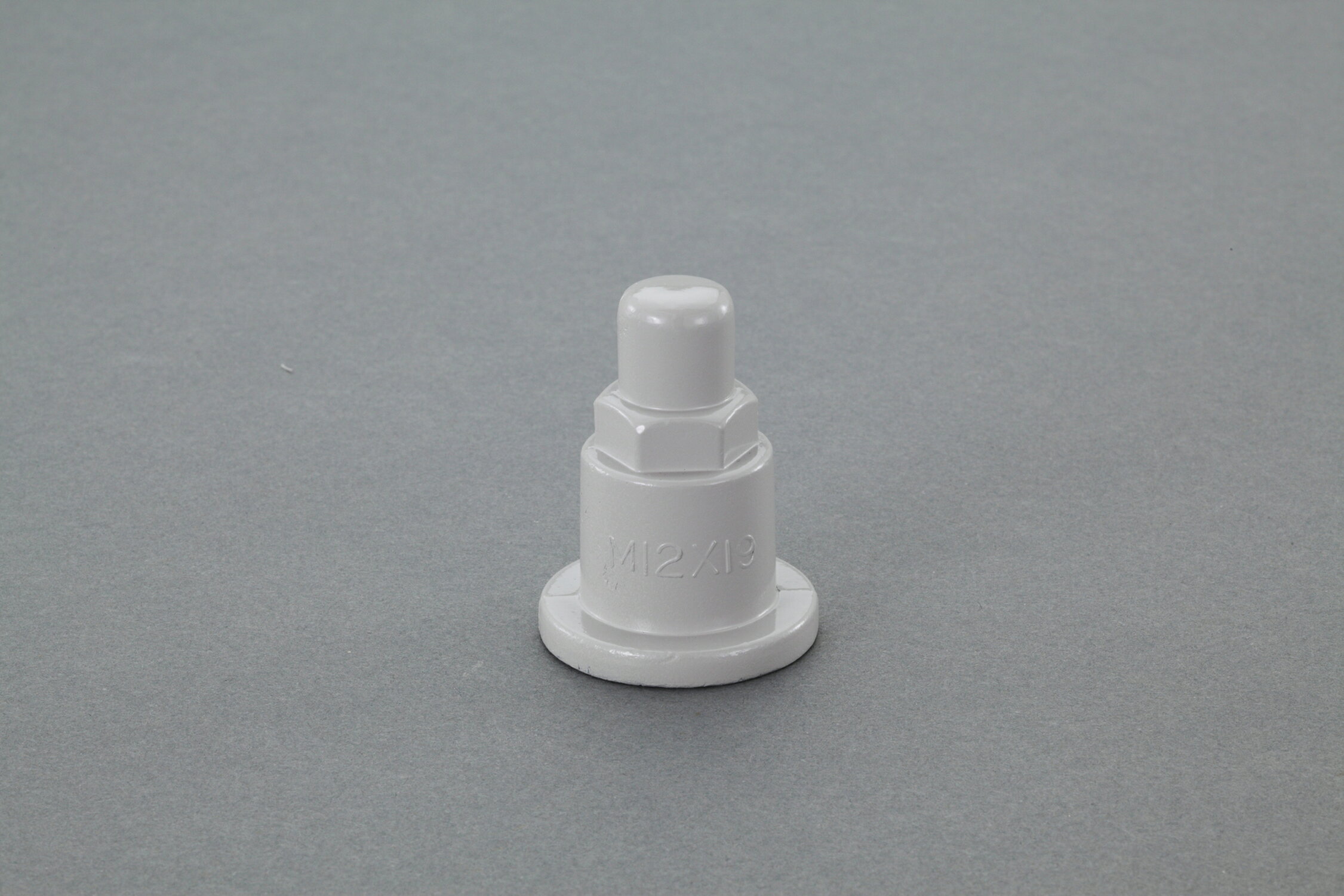 ●適合ねじ径:M10●サイズ:φ26×38（H）mm●材質:陽極亜鉛合金アクリル樹脂焼付塗装仕上げ長期にわたりボルトナットを錆から守ります。スパナ等で締めるだけの簡単加工000012259759 HD　