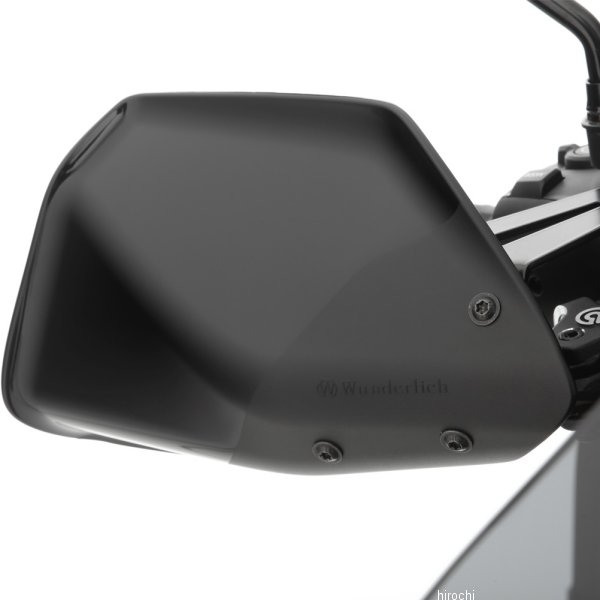 ワンダーリッヒ Wunderlich ハンドガードハーレー Pan America 1250カラー：ブラック非常に丈夫で傷がつきにくく、耐衝撃性に優れたアクリル樹脂製ハンドガード。走行風や雨、チリなどから強力に手を守ります。透過色で部分的に すりガラスのようなデザインを施すことによって高い質感を実現。その形状は雨や風が内側へ巻き込まない形状に設計され、雫等が極力体に当たらないようになっています。※グリップヒーター搭載車にも設置可能※Wunderlich クルーズコントロール併用可能※ブラックは透過色ではありません。※写真は参考です。掲載写真の取り付け車種、カラーなど、写真と異なる場合がございます。※実際の製品は改良・仕様変更などにより、一部カラー、形状が異なっている場合がございます。W90385-002楽天 HD店