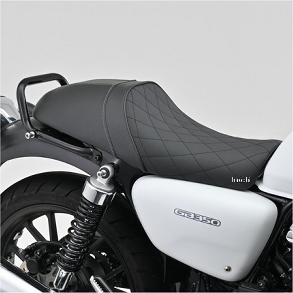 デイトナ カスタムシート TYPE-CAFE21年-22年 ホンダ GB350ノーマル比：約10mmダウン※GB350S装着不可。※タンデム部分はスタイルを優先した形状となっておりますので、安全のためタンデム走行はお控えください。セパレートハンドルなど低めのポジションにフィットするカフェスタイルシート。前傾姿勢に合わせて、着座位置も少し前よりに設定しています。シート高はノーマル比で約−10mmとダウン量は少なめながら、ライダー側の座面幅を狭めて肩もなだらかに落とすとことで、数値以上に足つき性も向上します。このシートが揃ったことで、大好評のコンセプトモデル「GB350カフェ仕様」をボルトオンで完全に再現できるようになりました。46391楽天 HD店　