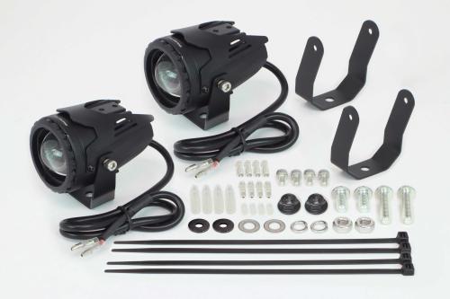 SP武川 LEDフォグランプキット カットライン/10W汎用(DC12V専用)小型車両推奨2個売りカットライン/10Wノーマルヘッドライトの補助ランプとしてご使用頂く事で、走行時の視認性が向上し、夜間走行の安全性を高めます。又、カットラインをフォグランプに採用することで、対向車や周囲の歩行者などに対し、眩しさに配慮した運転が行えます。高輝度LEDフォグランプの採用により、夜間での車両の存在感を高め、他のライダーや車からの認識がしやすくなり、事故防止対策としても貢献します。電源コード長は取り付け位置の自由度を高める為、約600mmと長めに設定しております。固定位置が異なる2種類の汎用ステーが付属。汎用ステーは向きを変更することで、取り付けボルト穴の位置を変更できます。更にステーの長さが異なる2種類の汎用ステーが付属し、装着する車両に適したステーをお選びいただけます。※DC12V車専用になります。12V車であっても、交流(AC12V)や脈流には使用できません。※ギボシの取り付け加工が必要になります。05-08-0637楽天 HD店　