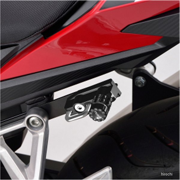 デイトナ ダイヤルヘルメットホルダー19年 ホンダ 400X21年 ホンダ 400X22年 ホンダ 400X19年 ホンダ CBR400R21年 ホンダ CBR400R22年 ホンダ CBR400Rダイヤル式なのでカギが増えないヘルメットホルダー。車種専用設計なので、ボルトオンで装着できます。解錠する数字は任意で変更可能。2ダイヤルロック式。ダイヤルリングの数字が見えなくても、リングの突起とボタンの数字を合わせれば解錠が可能です。数字をあわせれば、解錠はワンプッシュ。意匠登録 No.1776919※駐車中のヘルメットの盗難を抑止する商品です。ホルダーにヘルメットを装着したままの走行は危険ですのでお止めください。※この商品は盗難やイタズラを抑止するものであり、完全な盗難防止を保証するものではありません。※この商品に装着した物の盗難、紛失、脱落、破損、故障に関しましては一切補償いたしかねます。あらかじめご了承ください。48708楽天 HD店