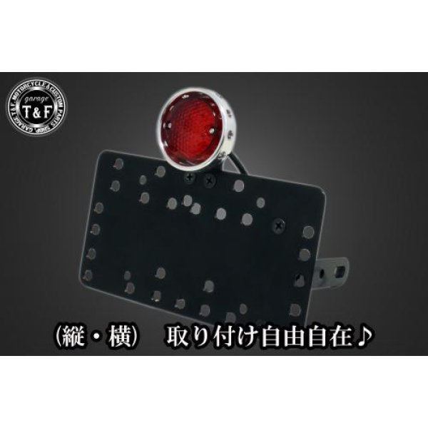 SN00326 ガレージT&F サイドナンバーキット&ドリルドアイテールランプ(ポリッシュ)+ステー グラストラッカービックボーイスズキ グラストラッカービックボーイ(全年式)【本体の仕様】 ・素材:スチール製。 ・カラー:ブラック仕上げ。 【テールランプ取り付けステーの仕様】 ・素材: スチール製。 ・カラー:ブラック仕上げ。 【配線の役割】 ・赤色:ブレーキランプ(+)。 ・青色:ポジションランプ(+)。 ・黒色:アース(-)。 ※製造ロットによってテールランプの配線の色、長さが変更されることがございますので予めご了承ください。 【製品の特徴】 ・通常のサイドナンバーKITでは縦固定か横固定のみですが、本製品は縦横どちらにも対応。あなたのバイクスタイルに合わせた自由なレイアウトが可能です。 ・取り付けステーの角度調整や前後スライド調整が出来る為、ナンバープレートの位置を思い通りにセッティング可能。細部まで理想のスタイルを実現します。 ・横向きの場合:7か所の取り付け位置を選択可能。 ・縦向きの場合:12か所の取り付け位置を選択可能。 ・車種専用のステー付きです。加工不要で取り付け可能。 ガレージT&F製フラットフェンダーKITと同時装着される場合はサイドナンバーオフセットKITを同時にお買い求め下さい。 【注意事項】 ・ガレージT&F製サイドナンバーKITは取り付け位置にかなり自由度がございます。しかしながらテールランプの種類によっては取り付け位置が制限される場合がございます。 ・ガレージT&F製フラットフェンダーKITと同時装着する場合も取り付け位置が制限される場合がございます。 ・車種によっては、別売のサイドナンバーオフセットKITが必要となる場合がありますのでご注意ください。 ・装着イメージは画像は全てドラッグスター400となります。取り付される車種によって多少イメージが異なる場合がございます。予めご了承下さい。 商品の改良や生産工程の変更により掲載されている仕様やデザインが予告なく変更される場合がございます。 SN00326楽天 HD店