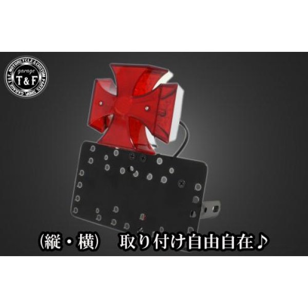 SN02819 ガレージT&F サイドナンバーキット&ドデカクロステールランプ+ステー エストレアカワサキ エストレア / RS / カスタム / RSカスタム(全年式)【本体の仕様】 ・素材:スチール製。 ・カラー:ブラック仕上げ。 【テールランプ取り付けステーの仕様】 ・素材: スチール製。 ・カラー:ブラック仕上げ。 【配線の役割】 ・赤色:ブレーキランプ(+)。 ・青色:ポジションランプ(+)。 ・黒色:アース(-)。 ※製造ロットによってテールランプの配線の色、長さが変更されることがございますので予めご了承ください。 【製品の特徴】 ・通常のサイドナンバーKITでは縦固定か横固定のみですが、本製品は縦横どちらにも対応。あなたのバイクスタイルに合わせた自由なレイアウトが可能です。 ・取り付けステーの角度調整や前後スライド調整が出来る為、ナンバープレートの位置を思い通りにセッティング可能。細部まで理想のスタイルを実現します。 ・横向きの場合:7か所の取り付け位置を選択可能。 ・縦向きの場合:12か所の取り付け位置を選択可能。 ・車種専用のステー付きです。加工不要で取り付け可能。 ガレージT&F製フラットフェンダーKITと同時装着される場合はサイドナンバーオフセットKITを同時にお買い求め下さい。 【注意事項】 ・ガレージT&F製サイドナンバーKITは取り付け位置にかなり自由度がございます。しかしながらテールランプの種類によっては取り付け位置が制限される場合がございます。 ・ガレージT&F製フラットフェンダーKITと同時装着する場合も取り付け位置が制限される場合がございます。 ・車種によっては、別売のサイドナンバーオフセットKITが必要となる場合がありますのでご注意ください。 ・装着イメージは画像は全てドラッグスター400となります。取り付される車種によって多少イメージが異なる場合がございます。予めご了承下さい。 商品の改良や生産工程の変更により掲載されている仕様やデザインが予告なく変更される場合がございます。 SN02819楽天 HD店