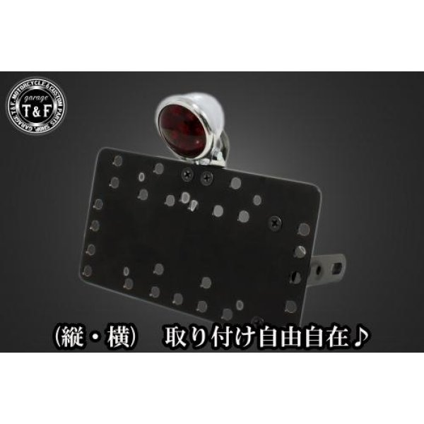 SN07519 ガレージT&F サイドナンバーキット&ブレットテールランプ(メッキ)+ステー エストレアカワサキ エストレア / RS / カスタム / RSカスタム(全年式)【本体の仕様】 ・素材:スチール製。 ・カラー:ブラック仕上げ。 【テールランプ取り付けステーの仕様】 ・素材: スチール製。 ・カラー:ブラック仕上げ。 【配線の役割】 ・赤色:ブレーキランプ(+)。 ・青色:ポジションランプ(+)。 ・黒色:アース(-)。 ※製造ロットによってテールランプの配線の色、長さが変更されることがございますので予めご了承ください。 【製品の特徴】 ・通常のサイドナンバーKITでは縦固定か横固定のみですが、本製品は縦横どちらにも対応。あなたのバイクスタイルに合わせた自由なレイアウトが可能です。 ・取り付けステーの角度調整や前後スライド調整が出来る為、ナンバープレートの位置を思い通りにセッティング可能。細部まで理想のスタイルを実現します。 ・横向きの場合:7か所の取り付け位置を選択可能。 ・縦向きの場合:12か所の取り付け位置を選択可能。 ・車種専用のステー付きです。加工不要で取り付け可能。 ガレージT&F製フラットフェンダーKITと同時装着される場合はサイドナンバーオフセットKITを同時にお買い求め下さい。 【注意事項】 ・ガレージT&F製サイドナンバーKITは取り付け位置にかなり自由度がございます。しかしながらテールランプの種類によっては取り付け位置が制限される場合がございます。 ・ガレージT&F製フラットフェンダーKITと同時装着する場合も取り付け位置が制限される場合がございます。 ・車種によっては、別売のサイドナンバーオフセットKITが必要となる場合がありますのでご注意ください。 ・装着イメージは画像は全てドラッグスター400となります。取り付される車種によって多少イメージが異なる場合がございます。予めご了承下さい。 商品の改良や生産工程の変更により掲載されている仕様やデザインが予告なく変更される場合がございます。 SN07519楽天 HD店