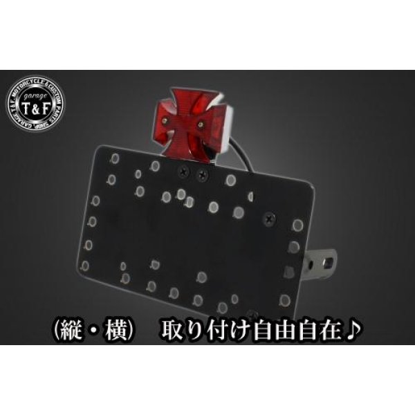 SN01110 ガレージT&F サイドナンバーキット&ミニクロステールランプ+ステー シャドウスラッシャーホンダ シャドウスラッシャー(全年式)【本体の仕様】 ・素材:スチール製。 ・カラー:ブラック仕上げ。 【テールランプ取り付けステーの仕様】 ・素材: スチール製。 ・カラー:ブラック仕上げ。 【配線の役割】 ・赤色:ブレーキランプ(+)。 ・青色:ポジションランプ(+)。 ・黒色:アース(-)。 ※製造ロットによってテールランプの配線の色、長さが変更されることがございますので予めご了承ください。 【製品の特徴】 ・通常のサイドナンバーKITでは縦固定か横固定のみですが、本製品は縦横どちらにも対応。あなたのバイクスタイルに合わせた自由なレイアウトが可能です。 ・取り付けステーの角度調整や前後スライド調整が出来る為、ナンバープレートの位置を思い通りにセッティング可能。細部まで理想のスタイルを実現します。 ・横向きの場合:7か所の取り付け位置を選択可能。 ・縦向きの場合:12か所の取り付け位置を選択可能。 ・車種専用のステー付きです。加工不要で取り付け可能。 ガレージT&F製フラットフェンダーKITと同時装着される場合はサイドナンバーオフセットKITを同時にお買い求め下さい。 【注意事項】 ・ガレージT&F製サイドナンバーKITは取り付け位置にかなり自由度がございます。しかしながらテールランプの種類によっては取り付け位置が制限される場合がございます。 ・ガレージT&F製フラットフェンダーKITと同時装着する場合も取り付け位置が制限される場合がございます。 ・車種によっては、別売のサイドナンバーオフセットKITが必要となる場合がありますのでご注意ください。 ・装着イメージは画像は全てドラッグスター400となります。取り付される車種によって多少イメージが異なる場合がございます。予めご了承下さい。 商品の改良や生産工程の変更により掲載されている仕様やデザインが予告なく変更される場合がございます。 SN01110楽天 HD店