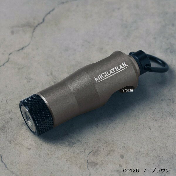 ミグラトレイル MIGRATRAIL フック バンライフマルチ ブラウンカラー：ブラウンサイズ：Φ24mm L約76mm(最短時）重さ：63g素材：ボディ - アルミニウム合金 / Dカン - ステンレス / クランプボルト - アルミニウム/マグネット表面処理：ボディ - ハードアルマイト仕上げ手のひらに収まる軽量でコンパクトなマルチフック。バンライフの快適性を高め、アウトドアから普段使いまでさまざまなシチュエーションで活躍する。MT62-1105楽天 HD店