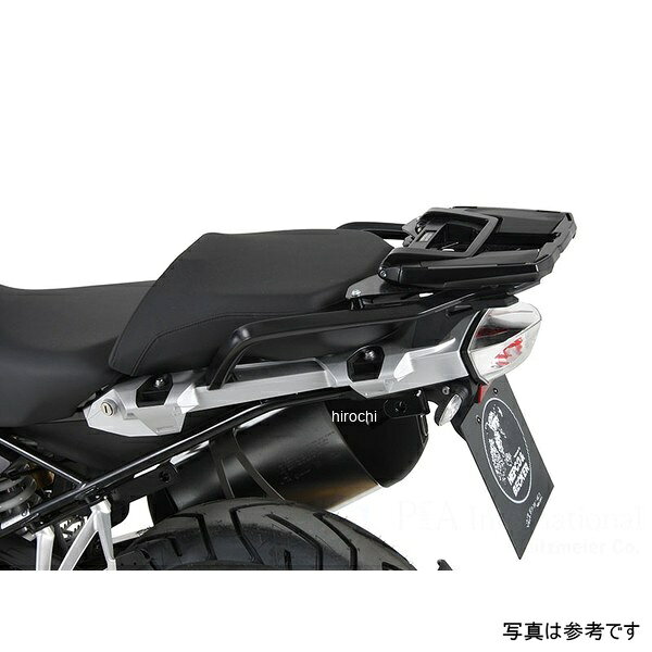 ヘプコアンドベッカー HEPCO&BECKER トップケースホルダー アルラック 13年-18年 R1200GS LC 水冷13年-18年 BMW R1200GS LC 水冷 18年-23年 BMW R1250GSBMW R1250GS 用トップケースホルダー。ツーリングや街乗りでも使いやすく便利なヘプコ&ベッカーのトップケースを搭載する為のベースとなります。アルミ製で軽く丈夫に造られており、ケースを付けていなくても現代のバイクに違和感なく溶け込むデザインです。2種類のホルダーをラインナップ。ヘプコ&ベッカーのトップケースを安全に取り付けるための位置決めガイド(垂直に立っている部分)が、折りたたみタイプと固定タイプの2種類をラインナップ。お客様の使用スタイルによってお選びいただけます。折りたたみタイプ Easy rack / イージーラック位置決めガイドが折りたたみ式のため、簡単にフラットな簡易キャリアとなります。トップケースを必要としないような、ちょっとした荷物を載せる場合に便利です。固定タイプ Alu rack / アルラック位置決めガイドがボルトで固定されたタイプ。取り外せばフラットな簡易キャリアとなります。ケースを取り付けたまま使用することが多い場合にお勧め。リーズナブルな価格も魅力。その他、付属の取付用フレームなどは共通です。※オプションに純正キャリアの強度を向上する補助ブラケットがあります。※写真のEasylackは位置決めガイドを折りたたんだ状態、Alurackのブラックはは位置決めガイドを取りつけた状態、Alurackのシルバーは位置決めガイドを取り外した状態です。下記品番商品がこの商品に統合されています(全く同じ商品の為)650-665-0101655-6514-0101楽天 HD店