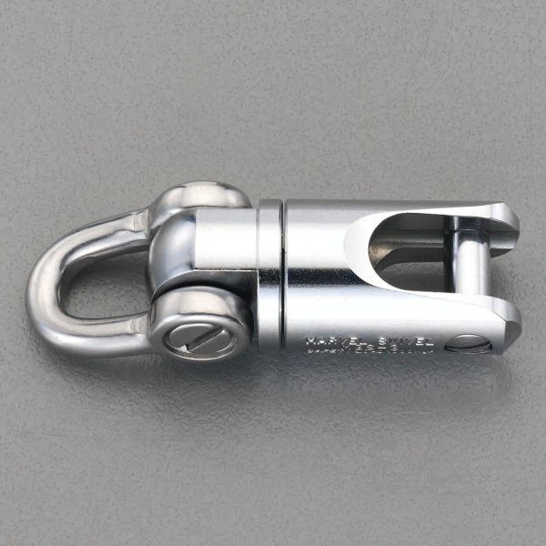 耐荷重：14.7kN(1500kgf)全長：100mm幅：32mm溝幅：15mm重量：330g材質：本体：スチール、シャックル：ステンレスケーブルのねじれ防止にベアリング入りのため、回転が滑らかです。ドライバーで簡単に取付けができます。連続荷重のかかる吊り上げ、降ろしには使用できません。000012239147楽天 HD店　