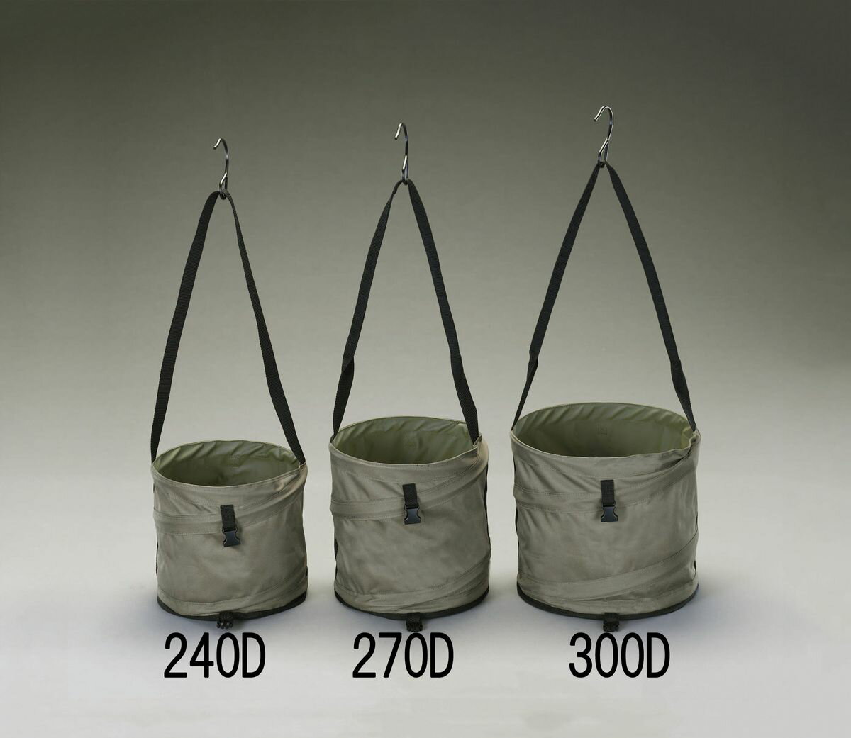 ●サイズ:φ300×280(H)mm●折畳み時サイズ（高さ）:約150mm●重量:640g●持ち手長さ:約96cm●材質:表面:ポリエステル、裏面:PVCコーティング加工●底補強タイプ:中にエフトロン底板付スプリングの力で自立します。未使用時はコンパクトに折り畳めます。側面のバックルによって、折り畳みの状態を保持できます。S字フックが1本付いています。000012230259楽天 HD店　