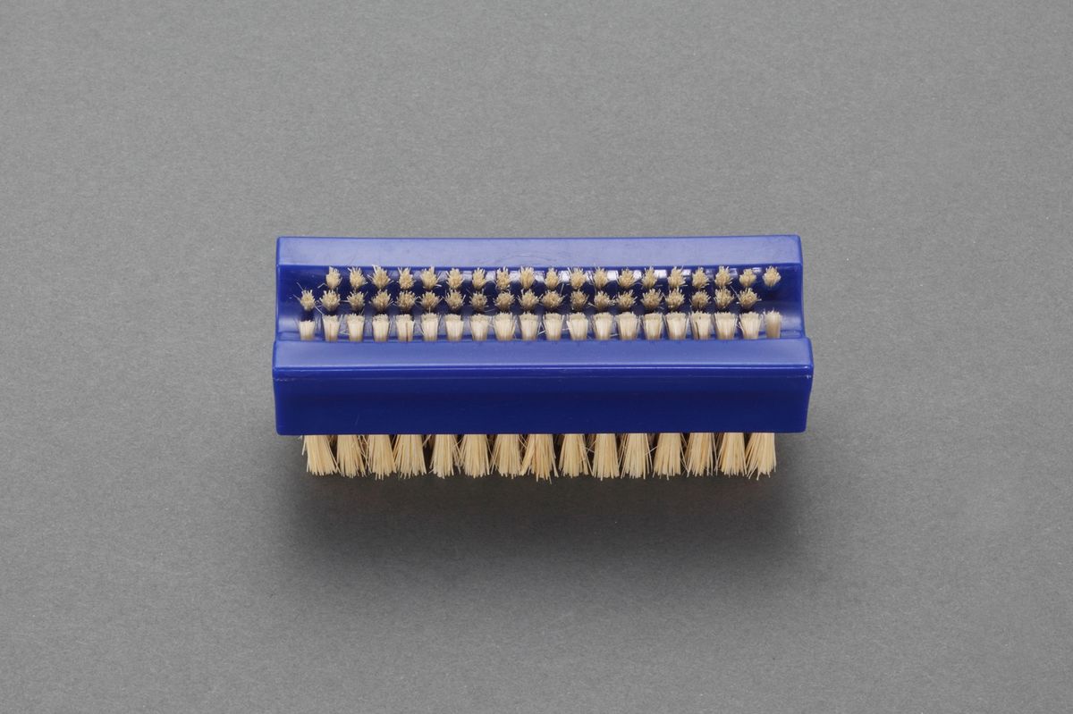 ●サイズ…38×100×38mm台：100×20×38mm、上部（爪用）：90×18（毛丈：5mm）、下部（手の平用）：88×23（毛丈：15mm）●重量…65g●材質…台：PP、上部（爪用）：白豚毛、下部（手の平用）：タンピコ（パキン）爪、指先用と手の平用のブラシが1つになっています。上面の爪、指先用ブラシは白豚毛をアーチ状に配置しています。下面の手の平用ブラシは植物毛のパキン製です。台座はカビの発生が少なく清潔さを保ちやすいPP（ポリプロピレン）製です。灯油や洗浄剤との使用は避けて下さい。000012259584楽天 HD店　