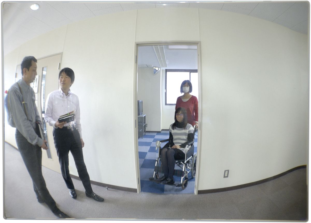 ●サイズ:220×165mm●厚さ:3.9mm●重量:170g●材質:ミラー:特殊プラスチック、フレーム:アルミニウム●取付方法:強力両面テープ（裏面貼付済）室内専用左右用ミラー狭いT字路等で死角が自然と目に入り、衝突防止に役立ちます。雨・...