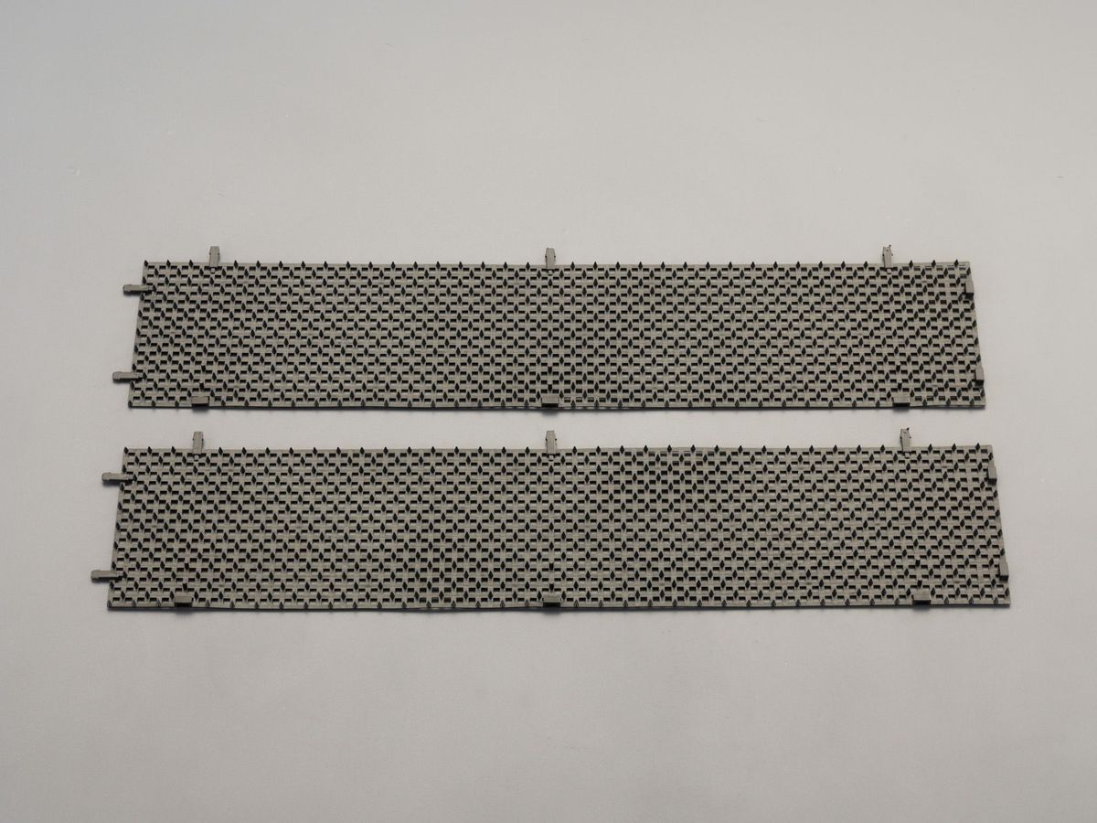 ・サイズ:126(W)×513(D)×6(H)mm・材質:ポリエチレン・重量:43g設置に必要な部品は付属しておりません。小動物獣害の被害でお困りのところに巻き付けるだけ。木または支柱の周囲の寸法に合わせて、はさみでカットします。 直径約15cmの木または支柱であれば1枚でカバーできます。両端と真ん中の3点にワイヤー(または針金)を上下に通し、木または支柱に巻き付けて固定してください。2段使いで幅広くカバー(効果を見ながら必要に応じて追加設置して下さい。)縦横連結OK！パイプ状にも丸められます。000012258665楽天 HD店　