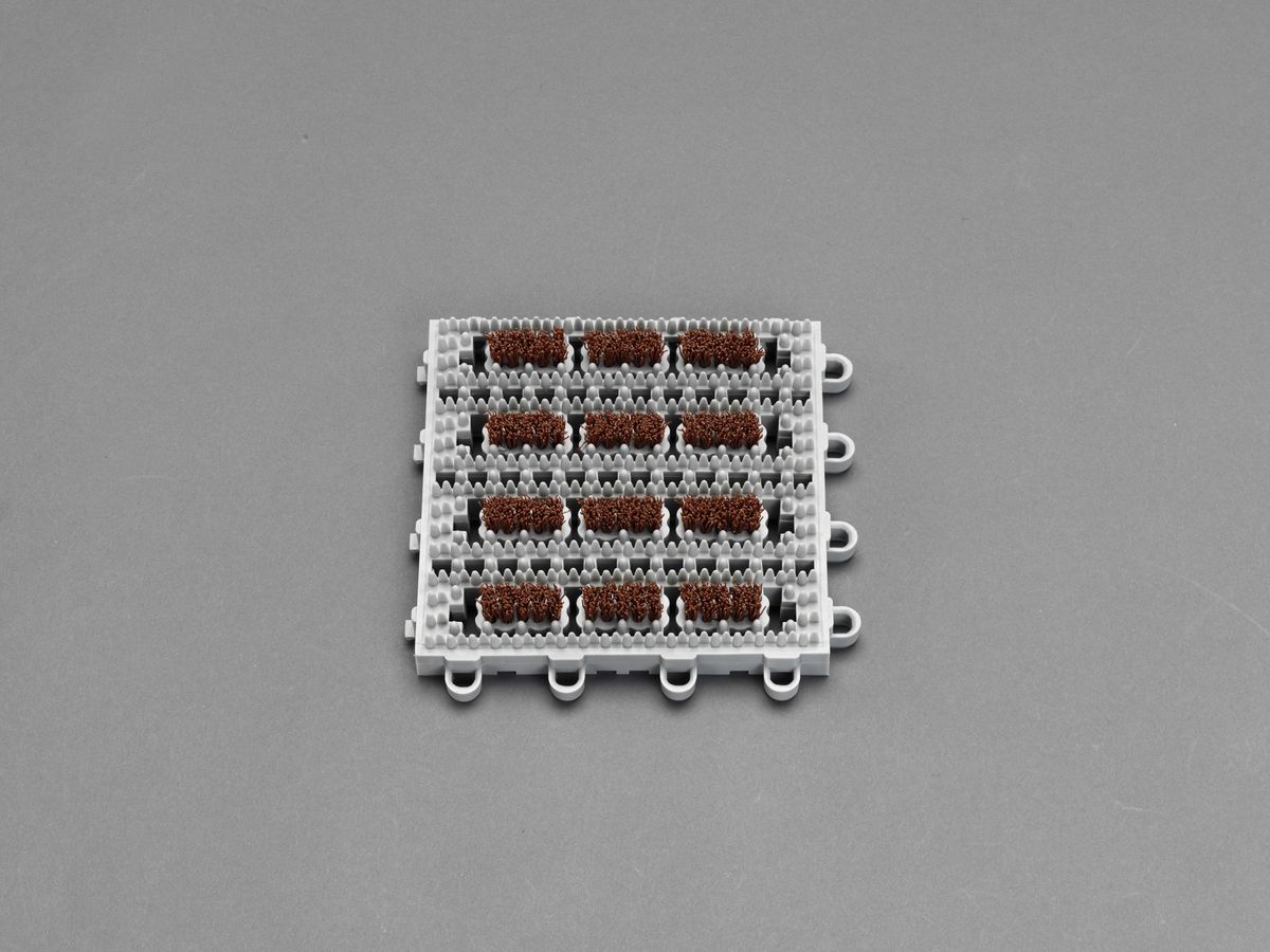 ●材質:ベース部:特殊ポリエチレン、ブラシ部:ナイロン●サイズ:150×150mm●厚み:約25mm●重量:約205g防炎仕様スパイクシューズでも安心の超極太ブラシ。靴底の土砂をしっかり落とします。室内、室外、風除室などに000012255343 HD　