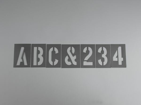 〈セット内容〉：アルファベット(A〜Z)：26枚数字(1〜0)：10枚コンマ・ダッシュ・ピリオド・＆：各1枚スペース：2枚その他：3枚(合計：46枚)材質：プラスチック文字・数字サイズ：約76mmインクはEA762-3、ローラー・ブラシはEA762-1・-2をご使用下さい。1字1字単独で使用でき、数枚つなげて使用することもできます。EA591BX-46楽天 HD店　