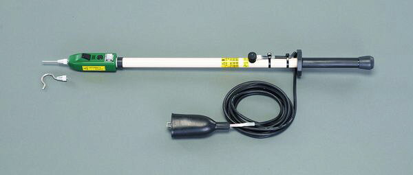 全長：740mm電源：LR44(1.5V)×2個（付属）放電電圧：DC27kV(最大)放電容量：1μF(最大)放電時間：5秒以内(DC27kV、1μFにて50V以下)放電抵抗：600kΩ使用電池：アルカリボタン電池LR44(1.5V)2個電池寿命：連続動作状態約4時間動作停止電圧：DC40V±20％質量：約800g発光・発音表示：発光:8000Lxの明るさの中で確認可能 発音:2m離れて50dB以上付属品：ストレート金具、フック金具、収納袋使用温度範囲：−10℃〜＋40℃放電電圧：DC27kV(最大)電圧検出機能抵抗内蔵溜まった電荷の放電完了を音と光で可視化音響発光残留電荷の放電作業を安全で簡単にできる放電時に検出部中央の表示部の音響発光により、放電状況が目と耳で確認できる先端金具は用途に応じて取替可能(2種類)本器は検電器ではありません。 検電器を使用して停電を確認してからご使用ください。入数：1組EA707DW-21楽天 HD店　