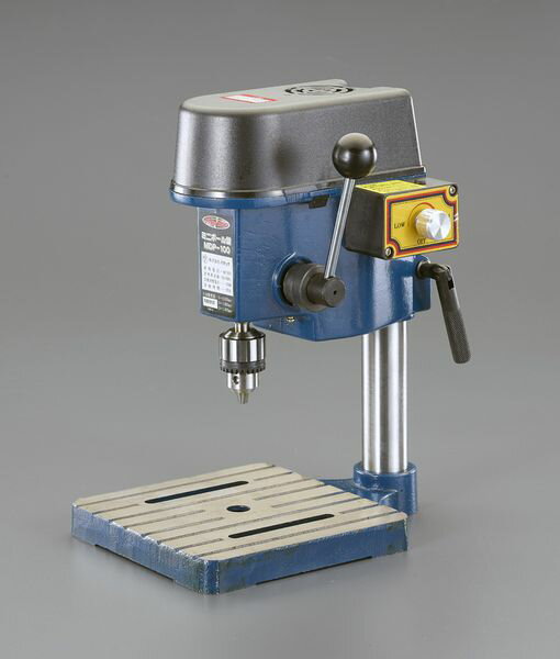 電源：AC100V・100W穴あけ能力：スチール：3.2mm、銅・真鍮・アルミ:5mm、その他非金属6mm主軸：MT・1回転数：9,000rpm、7,000rpm、5,000rpmフトコロ寸法：220送り寸法：20テーブル寸法：170×170mmサイズ：190×250×390mmチャック能力：0.6〜6.0テーブル傾斜角度：左右45°重量：5.2kg材質：●本体：鉄、アルミ●ヘッド部カバー：ABS●回転ベルト：ポリウレタン付属品：ドリルチャック・チャックハンドル・六角棒レンチ(2・2.5・4mm)・目盛シールコード長：約1.8mホビーに便利なミニサイズです。深さ調整機能付きプーリーによる3段階変速+速度調節機能付で最適な回転速度設定が可能です。主軸交換不可、修理対応のみ入数：1台EA817RP楽天 HD店　