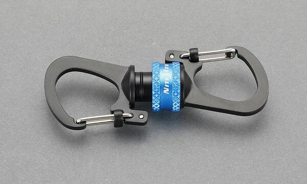 材質：アルミニウム・スチール・ネオジウムマグネット口の開き：16mm全長：85mm強力なネオジムマグネットで脱着可能、ロック付きで360°回転するカラビナです。重量：23g入数：1個EA916ZH-1楽天 HD店　