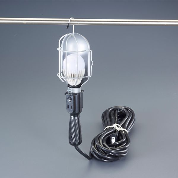 サイズ：95(W)×353(H)mm明るさ：800ルーメン消費電力：100V(50/60Hz兼用)電線仕様：VCT 1.25mm2×2心コンセント：2P×1個重量：1.7光源：10W電球形LEDランプ手元に照明ON/OFFスイッチと、2P補助コンセントがついています。ランプを守る金属製ガードネットです。吊り下げフック付コード長：10m電源：AC100V耐熱性と絶縁性に優れた硬化性樹脂製グリップ付入数：1台EA815LC-6楽天 HD店　