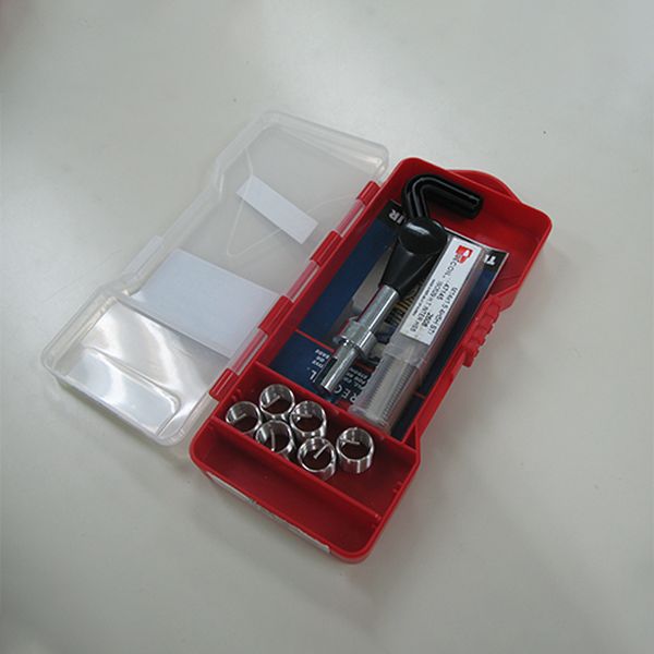 サイズ：M14-2.0(並目)セット内容：リコイルタップ＃2(HSS)、リコイル(6個)、挿入工具ケースサイズ：85×195×30(H)mm重量：345gケース材質：プラスチック材質：ステンレス(SUS304)産業機械、自動車、オートバイの保守、修理用として世界中で広く使用されています。入数：1STEA949VA-14A楽天 HD店　