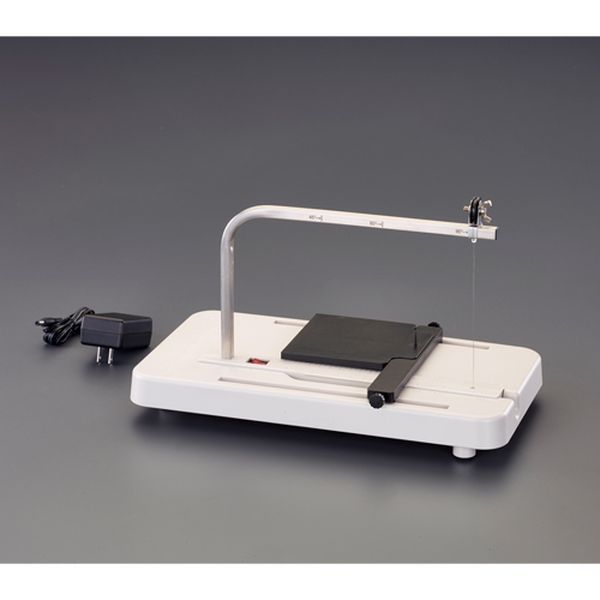 メーカー：石崎電機製作所（SURE）型番：HC-23TF刃長：130mm切断可能深さ：230mm消費電力：21W電源：AC100V〜240V(50/60Hz)重量：約700g(ACアダプター除く)コード長：約1.5mサイズ：365(W)×205(D)×235(H)mm付属品：フレーム組 テーブル 直線ガイド 円ガイドテーブル 円ガイドピン リール(ニクロム線付) ACアダプター作業がしやすい卓上タイプ直線カット、ハンディカット、円カットの3つの使い分けが可能テーブル裏面に全ての部品が収納できるため、収納後は約55mmの厚みになりコンパクトに収納ができます。入数：1個000012329143楽天 HD店　