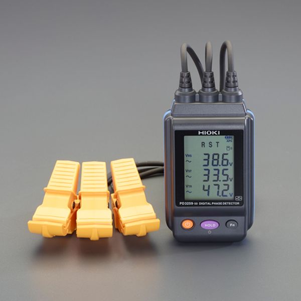 メーカー：日置電機（HIOKI）型番：PD3259-50使用電圧範囲：三相AC90〜520V使用周波数範囲：45〜66Hz検相表示：(正相)：画面POS表示＋黄緑色バックライト、断続ブザー音 (逆相)：画面REV表示＋赤色バックライト、連続ブザー音 (その他)：欠相予測、接地相予測判定項目：検相、欠相、接地相の予測電源：単3電池×4本(付属)サイズ：84(W)×46(D)×146(H)mmケーブル長：0.5m重量：590g連続使用時間：5時間(表示部バックライトオフ、待機状態にて)機能：ホールド機能、表示部バックライト機能、ブザー機能、オートパワーオフ、電池消耗警告、ドロッププルーフ　(コンクリート上1m)防じん防水性：本体　(電圧センサ部を除く)：IP54　(EN60529)対地間最大定格電圧：AC600V　(CAT)接続可能導体径：仕上り外径φ6mm〜30mm IV電線：8mm^2〜325mm^2　相当 CV電線：2mm^2〜250mm^2　相当測定対象：被覆電線　(IV、　CV　相当)、金属部 三相　AC90.0V〜520.0V　(45Hz〜66Hz)測定項目：三相交流電圧　(線間電圧、対地間電圧)、周波数 電圧測定確度：±2.0％rdg.　±8dgt. 周波数測定確度：±0.5％rdg.　±1dgt. 応答時間：3秒以下 表示更新レート：500ms付属品：単3アルカリ乾電池(LR6)×4、取扱説明書×1、携帯用ケース×1、スパイラルチューブ(黒1)、カラークリップ(白2、赤2、青2、黄2)適合規格：安全性：EN61010 EMC：EN61326　Class　A使用場所：屋内使用、汚染度2、高度2000mまで電圧検出方式：結合静電容量キャンセル方式電圧測定方式：デジタルサンプリング、真の実効値方式測定表示方式：LCD　7セグメント4桁×3系統表示応答時間：3秒以下使用温湿度範囲：-25℃〜50℃、80％rh以下（結露しないこと） 50℃〜65℃、50％rh以下（結露しないこと）保存温湿度範囲：-25℃〜65℃、80％rh以下（結露しないこと）ホールド機能、電池チェック、オートパワーオフ別売のワイヤレスアダプタ（EA708XA-1）を装着するとBluetooth無線通信が可能になります。被覆電線を挟むだけで、素早く三相電源の確認・検査完了金属非接触で電圧測定1回の測定で三相電路の検相・線間電圧の確認・検査が完了被覆電線を挟むだけなので、測定が安全バックライトの色とブザー音で正相・逆相が一目でわかる相順・接地相・三相電圧値を同画面に表示できるため、工事用証明写真に便利ディスプレイに相順・接地相・三相電圧値を同時に表示します。ワイドタイプ、 IV・HIV：8〜325m CV：2〜250m対応携帯ケース付非接触式で被覆電線の上から検相できます。入数：1台000012326346楽天 HD店　