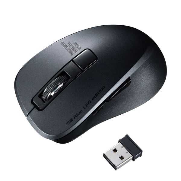 メーカー：サンワサプライ型番：MA-WBL153BKインターフェイス：USB　HID仕様Ver.1.1準拠サイズ(W×D×H)mm：61.8×98.2×36.7重量(g)：58分解能：1000・1600カウント/インチ ※カウント切り替えボタン付き。使用可能電池：単4電池×2本（付属）カラー：ブラックワイヤレス方式：2.4GHz　RF電波方式※マウスとレシーバー間のIDは固定です。コネクタ：USBコネクタ（Aタイプ）通信範囲：木製机（非磁性体）/半径約10m スチール机（磁性体）/半径約2m ※電波の通信範囲は使用環境によって異なります。対応OS：Windows 10・8.1・8・7 macOS 11　macOS 10.12〜10.15 、Mac OS X 10.11小型で持ちやすい形状の5ボタンワイヤレスブルーLEDマウスです。全てのスイッチに静音スイッチを採用しており、公共の場や会議中の操作などでの使用に便利です。マウスポインタを動かさず手元のサイドボタンで操作できる「戻る・進む」の2ボタンを搭載しており、Webブラウザで操作をスピーディに行えます。※Apple Macシリーズでは使用できません。使用頻度の高い「戻るボタン」を、「進むボタン」より大きくしており、押しやすくなっています。赤色の光学式より感度の高いブルーLED光学センサーを搭載し光沢感のあるデスク面でもマウスパッドなしでスムーズな操作が可能です。※鏡など光を反射する素材や、ガラスなど透明な素材の上でご使用になると、カーソルがスムーズに動かない場合があります。また規則正しいパターンの上ではトラッキング能力が低下する場合があります。ノートパソコンに差したままで、持ち運びや保管ができる小型レシーバーです。用途に合わせてカーソル速度が変更できる、カーソル速度切替機能付きです。1000・1600の2段階の切替えができます。ケーブルを気にせず使えるワイヤレスタイプです。電波障害に強い2.4GHzデジタル帯で、通信範囲が半径10mの広範囲で安定したデータ通信が可能です。※電波干渉のない場合に限る。※透明ガラスなどの一部の表面では動作しにくい場合があります。レシーバーはマウス本体裏面に差し込むだけの簡単収納です。不使用時の電池消耗を防止する電源ON・OFFスイッチ付きです。サンワサプライWEBサイトよりドライバをダウンロードすれば、ホイールボタン、サイドボタンに機能の割り当てができます。（Windowsのみ）付属品：レシーバー入数：1個000012336887楽天 HD店　