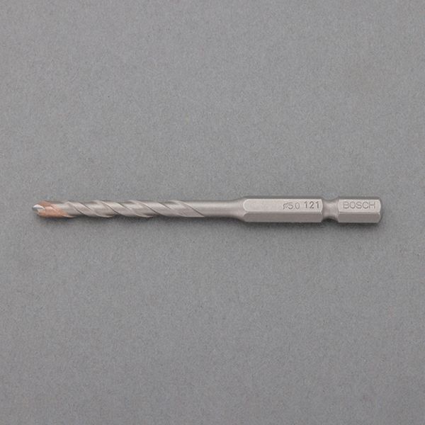 メーカー：ボッシュ型番：TD070090刃先径(mm)：7.0全長(mm)：90有効長(mm)：45溝長：13mm六角シャンク：6.35mm(1/4”)適合機種：コードレスインパクトドライバー、電気ドリル、振動ドリル※機種ごとの使用可能サイズは、各メーカーの指定に従ってください。※硬質材料への穴あけ時には、1000回転/分以下で使用いただくことをお奨めします。高密度超硬チップ位置決めしやすい鋭利な先端部7面研磨された先端チップにより高い耐久性と早い穴あけを実現用途：磁器、陶器タイル、瓦、石膏ボード、ALC入数：1本000012328412楽天 HD店