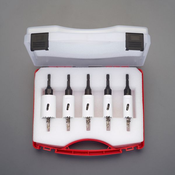 メーカー：ミヤナガ型番：BINSJDBOX2サイズ(mm)：22・28（各2本） 34ふところ深さ(mm)：40六角シャンク：6.35mm刃厚1mmでスムーズな切れ味。ストッパー部をなくし、貫通作業もスムーズに行えます。段付きセンタードリルの採用により、操作性が向上。入数：5本000012339557楽天 HD店