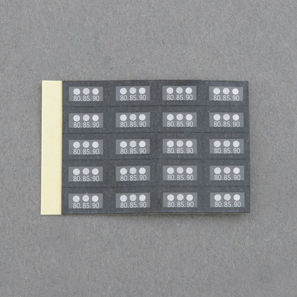 表示温度：110/115/120℃サイズ：6.5×11mm入数：20枚変色前の色：白変色後の色：黒変色精度：±2℃示温エレメント部：φ15mm3点表示の超小型版不可逆性屋内専用品大変小さいラベルのため、トランジスタ、IC、コンデンサなど精密な電子機器の発熱管理や小型モーターなどの温度管理に広く使用されています。スーパーミニは、超ミニサイズです。小さな部品の温度管理に広く利用されています。トランジスター、IC、LSl、抵抗、コンデンサ、コイルなどの電子部品の異常発熱監視。電子回路冷却ファンモータ、駆動モータ等、小型モータの発熱検知。製品の輸送時、使用時環境温度確認。000012334634楽天 HD店　