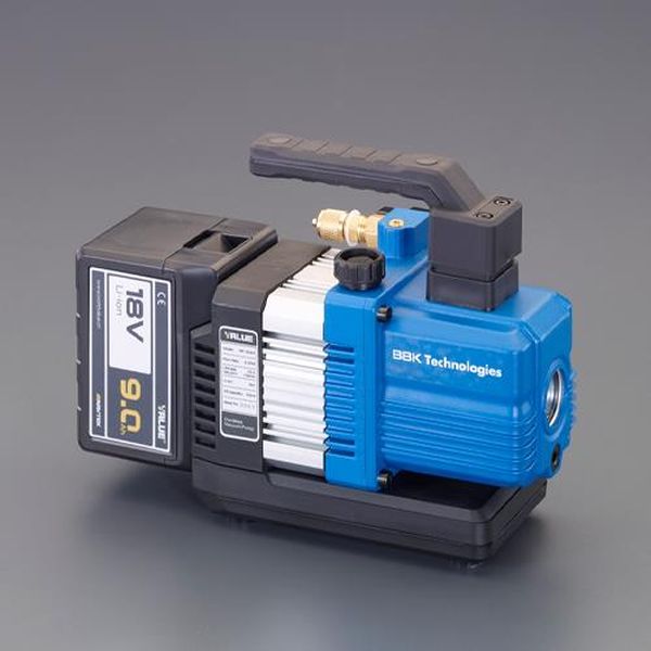 ●モーター…150W●排気速度(L/分)…50●到達真空度…22.5ミクロン●ローター方式…ツーステージ●サイズ…90（W）×260（D）×192（H）mm●接続径…UNF1/2-20（5/16”フレア）●重量…4.2kg●バッテリー…DC18Vリチウムイオン電池（9.0Ah）●充電時間…100分●回転数(rpm)…3800●連続使用時間…120分●使用温度範囲…7〜40℃●付属品…専用バッテリー、専用充電器、真空ポンプオイル●オイル封入量…160ml●専用ケース付●2ステージ仕様充電式真空ポンプです。●リチウムイオン電池18V　9Ah搭載でフル充電(約100分)で連続使用時間120分●ルームエアコンから、3馬力のパッケージエアコンまで使用可能です。●ブラシレスDCモーター搭載(ハイパワー、軽量）●オイル逆流防止弁付（ボール式チェックバルブ）●3/8”、5/8”の配管長40mまで使用可●※他社バッテリーご使用の場合はEA112BK-51〜-54のバッテリーアダプターをお求め下さい。●パッケージエアコンの真空引に最適です。※この商品はメーカー直送、代引不可商品となります。法人様のみ購入可能です。ご了承の上ご注文をお願い致します。EA112BK-11楽天 HD店