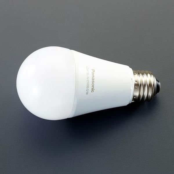 ●消費電力…12.9W●光色…電球色●全光束(lm)…1,520●口金…E26●電圧…100V●定格寿命…40,000時間●周波数…50/60Hz共用●質量…128g●寸法…外径：60mm長さ：119mm●種別…100形相当●全光束…1,520lm●定格入力電流…0.215A●色温度…2,700K●消費効率…117.8lm/W●配光角…約260度●断熱材施工器具対応●断熱材施工器具対応だからダウンライトにも安心して使える●ダウンライトなど天井等に敷き詰められた断熱材を持ち上げるようにして取り付けられた照明器具を「断熱材施工器具」と呼びます。●密閉型器具対応●屋外器具対応(次の3点を満たすことを条件とする。)1.防湿・防雨型器具にて使用　2.屋内配線3.直射日光が当たらない●色鮮やかRa84●照明に照らされた物の色の見え方は平均演色評価数（Ra）が高いほど、自然光に近くなります。●空間全体を照らすタイプはRa84の高演色性を実現。食べ物や肌の色がより自然に見えます。●省エネ法　2017年度目標基準値を達成した省エネ性●全方向タイプ●電球を使用するさまざまな器具に対応●全体の明るさが必要な場所におすすめ●食卓、寝室などくつろぐお部屋におすすめ。●空間全体を照らすタイプは、リビングをはじめとするさまざまな場所や照明器具でご利用いただける、オールマイティな商品です。●白熱電球の光の広がりに近い、約260°の配光角で、全体を明るく照らします。●「空間全体を照らすタイプ」白熱電球に近い光の広がりで、リビングをはじめさまざまな場所や照明器具におすすめ。EA758XR-110AB楽天 HD店　