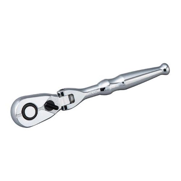 ●差込角…3/8”●ギア数…90枚●送り角…4°●先端幅…33mm●先端厚み…13.7mm●全長…180mm●重量…295g●対応リペアキット…BR390-K●90枚ギア採用で、スムーズな操作性と作業効率の向上を実現します。●送り角4°が、振り幅の確保が難しい狭所箇所の作業を可能にします。●180°の首振り機構が、複雑な場所にも対応●軽さの中に確実さを感じる空転トルク。●【力が伝わりやすく切り替えやすいレバー形状】レバー部を山なり形状に変更。指先の力が伝わりやすくなり、左右切替えが容易になりました。●【ソケットを確実に保持するユニオン機構】不意にソケットが抜け落ちるのを防ぎ、グローブや手袋をつけた状態でも押しやすいプッシュボタン。●【ラチェットの抜け落ちを防止】ハンドル部の先端を丸くすることで、握った際に指を傷めず、ラチェットの抜け落ちを防止します。EA618PA-28楽天 HD店