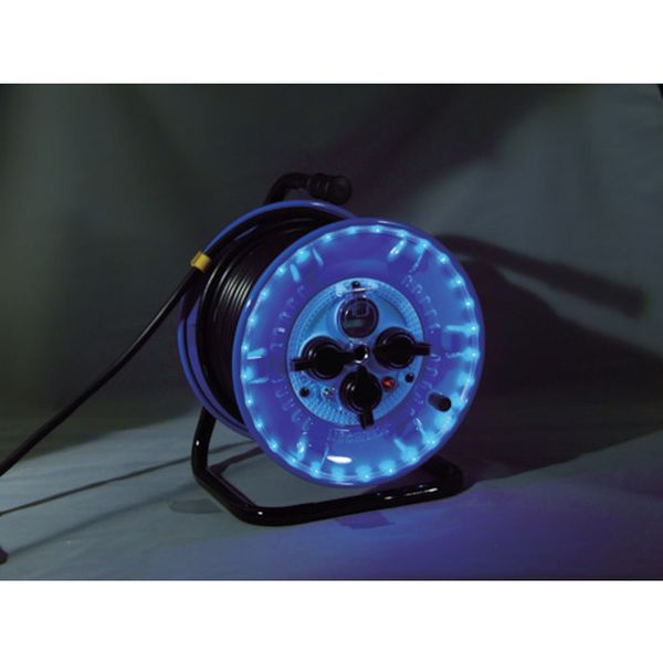 ・側板にLEDを付けた電工ドラムです。・暗くても目立つので踏んでしまったり、ぶつかるなどの危険を回避します。・ドラムを電源に繋ぐと点灯します。・簡易・仮設照明。・各種屋外工事。・屋外作業の電源コード。・電線種：VCT・電線仕様長さ(m)：30・電線仕様太さ(［［MM2］］)：2.0・電線仕様芯数(C)：3・定格電流(A)：5・コンセント仕様定格：キャップ付2P・15A・125V アース付・コンセント仕様形状：［［三相1］］・コンセント仕様個数：3・通電ランプ：○・接地端子：○・2P・3P兼用プラグ：○・漏電遮断器仕様：漏電過負荷短絡保護兼用・発光色：青・防雨型・コンセント数・サイズ(mm)・AC100V・屋外仕様防雨型・ドラムストッパー付・防雨型コンセントキャップ・ブレーカー付・生産国 日本・JANコード 4937305046722・質量 7.700kg・コード：486-6193 ・品目：NPWLEK33BNPWL-EK33-B楽天 HD店　