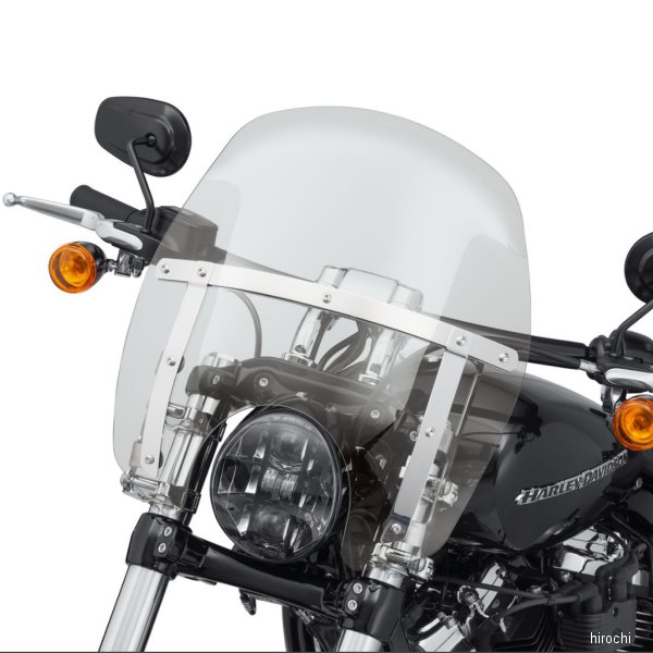 ヘッドライト上端からの高さ356mmライトスモーク/ポリッシュ、ウインドシールド寸法：全高 495mm、幅 447mm。18年以降 FXBRおよびFXBRSモデルに適合。快適なライディングを楽しめ、斬新な形状があなたの愛車を際立たせるウインドスプリッター・ウインドシールド。大型ウインドシールド同様の快適さを味わえます。コンパクトな形状で視線の下に位置するため、シールド上の虫の跡や汚れで視界が遮られることはありません。上端に採用したフリップにより、シールド上部の空気の流れや乱流をコントロールできます。そのため、大型ウインドシールド同様の保護性能を発揮できます。胸や腕への風圧が低下するため、高速道路走行時でも疲れを感じさせません。着脱式なので、気分に合わせてウインドシールドを外しライディングを楽しむこともできます。ウインドシールドは、ハードコーティング・ポリカーボネート製。エレガントなダイキャスト製レバーリリースクランプでフォークチューブにマウントします。取り外した際にもドッキングハードウェアが残りません。着脱はとても簡単。すっきりしたカスタムルックを演出します。取り付けに工具は必要ありません。装着に必要なパーツはすべて同梱されています。※本国手配後に急遽、供給不可となる場合がございます。あらかじめご了承のうえご注文ください。57400336楽天 JP店　