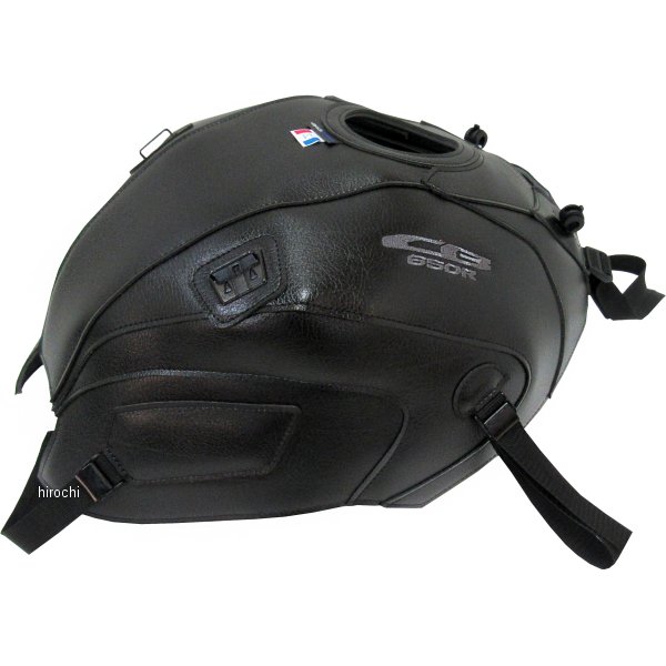 バグスター BAGSTER タンクカバー19年-21年 ホンダ CB650R※適合型式:2BL-RH03カラー:ブラック【仕様説明】・ヨーロッパのバイク文化が生んだタンクをカバーするという発想。・幅広いカラーバリエーションで、愛車のイメージチェンジに最適。・タンクの保護はもちろん、専用タンクバッグのベースとして使用可能。・マグネット式と違い、高速走行中にバッグが浮く心配は無し。※画像はタンクカバーのイメージです。※仕様変更によりバックルの色が写真と異なる場合がございます。1767U楽天 JP店