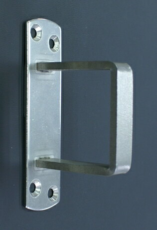 材質：ステンレスSUS304仕上：バレル研磨貫抜部分板厚：4mm貫抜部分板幅：12.5mm座部分板厚：2.4mm座部分板幅：25mmねじ穴：φ4皿モミAサイズ：115mmBサイズ：62mm用途：角材などを通して簡易な錠として使用します。000012243906　