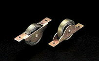 ●材質:枠:鋼板、車:鋳鉄、オイルレスメタル●仕上げ:枠:ジンクロメッキ●耐荷重（2個）:50kg●サイズA:84mm●サイズB:68mm●サイズD:42mm●サイズE:9mm●サイズG:16mm000012055983　