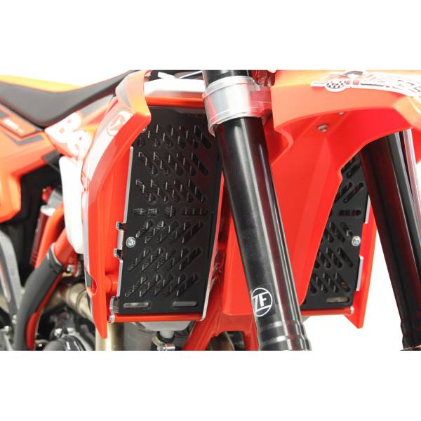 株式会社ヒロチー商事 楽天市場店の【USA在庫あり】 エーエックスピーレーシング AXP RACING ラジエターガード Xtrem20年-23年 ベータ 250RR 2T 黒 1901-0931 JP店｜アングル3