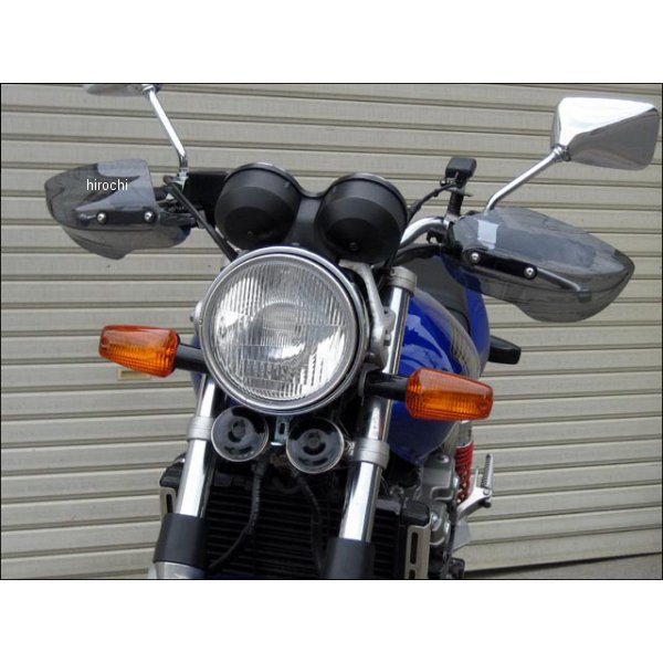 シックデザイン ガイラガントレット スモーク02年-03年 CB400SF VTEC SPEC2走行風よりライダーの拳や指先を保護するナックルガード。シールド本体はポリカーボネイト製で、色はスモークです。十分な強度をもたせた取付けステーは高い風圧を受けてもガタツキが出ないように考慮された形状を持ち、左右のミラーに共締めするだけのボルトオン設計です。※ 取付けステーはブラック塗装仕上げとなります。GG37B楽天 JP店