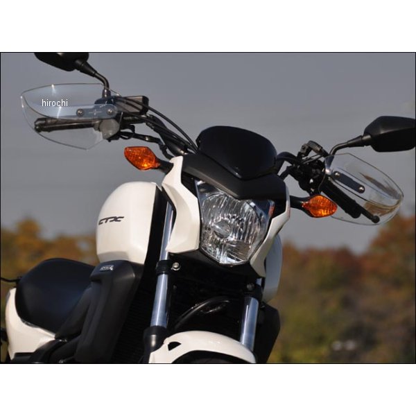 シックデザイン ガイラガントレット クリアCTX700N走行風よりライダーの拳や指先を保護するナックルガード。シールド本体はポリカーボネイト製で、色はクリアです。十分な強度をもたせた取付けステーは高い風圧を受けてもガタツキが出ないように考慮された形状を持ち、左右のミラーに共締めするだけのボルトオン設計です。GG87B楽天 JP店
