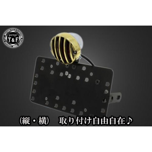 SN06128 ガレージT&F サイドナンバーキット&バードゲージテールランプ(スモールタイプ)真鍮/ポリッシュ+ステー スポーツスター 48ハーレー スポーツスター フォーティーエイト(全年式)【本体の仕様】 ・素材:スチール製。 ・カラー:ブラック仕上げ。 【テールランプ取り付けステーの仕様】 ・素材: スチール製。 ・カラー:ブラック仕上げ。 【配線の役割】 ・赤色:ブレーキランプ(+)。 ・青色:ポジションランプ(+)。 ・黒色:アース(-)。 ※製造ロットによってテールランプの配線の色、長さが変更されることがございますので予めご了承ください。 【製品の特徴】 ・通常のサイドナンバーKITでは縦固定か横固定のみですが、本製品は縦横どちらにも対応。あなたのバイクスタイルに合わせた自由なレイアウトが可能です。 ・取り付けステーの角度調整や前後スライド調整が出来る為、ナンバープレートの位置を思い通りにセッティング可能。細部まで理想のスタイルを実現します。 ・横向きの場合:7か所の取り付け位置を選択可能。 ・縦向きの場合:12か所の取り付け位置を選択可能。 ・車種専用のステー付きです。加工不要で取り付け可能。 ガレージT&F製フラットフェンダーKITと同時装着される場合はサイドナンバーオフセットKITを同時にお買い求め下さい。 【注意事項】 ・ガレージT&F製サイドナンバーKITは取り付け位置にかなり自由度がございます。しかしながらテールランプの種類によっては取り付け位置が制限される場合がございます。 ・ガレージT&F製フラットフェンダーKITと同時装着する場合も取り付け位置が制限される場合がございます。 ・車種によっては、別売のサイドナンバーオフセットKITが必要となる場合がありますのでご注意ください。 ・装着イメージは画像は全てドラッグスター400となります。取り付される車種によって多少イメージが異なる場合がございます。予めご了承下さい。 商品の改良や生産工程の変更により掲載されている仕様やデザインが予告なく変更される場合がございます。 SN06128楽天 JP店