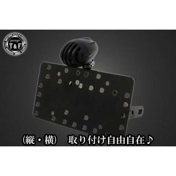 SN06517 ガレージT&F サイドナンバーキット&アンティークバードゲージテールランプ(黒)+ステー バルカン400/クラシックカワサキ バルカン400 / 400クラシック(全年式) 型式VN400【本体の仕様】 ・素材:スチール製。 ・カラー:ブラック仕上げ。 【テールランプ取り付けステーの仕様】 ・素材: スチール製。 ・カラー:ブラック仕上げ。 【配線の役割】 ・赤色:ブレーキランプ(+)。 ・青色:ポジションランプ(+)。 ・黒色:アース(-)。 ※製造ロットによってテールランプの配線の色、長さが変更されることがございますので予めご了承ください。 【製品の特徴】 ・通常のサイドナンバーKITでは縦固定か横固定のみですが、本製品は縦横どちらにも対応。あなたのバイクスタイルに合わせた自由なレイアウトが可能です。 ・取り付けステーの角度調整や前後スライド調整が出来る為、ナンバープレートの位置を思い通りにセッティング可能。細部まで理想のスタイルを実現します。 ・横向きの場合:7か所の取り付け位置を選択可能。 ・縦向きの場合:12か所の取り付け位置を選択可能。 ・車種専用のステー付きです。加工不要で取り付け可能。 ガレージT&F製フラットフェンダーKITと同時装着される場合はサイドナンバーオフセットKITを同時にお買い求め下さい。 【注意事項】 ・ガレージT&F製サイドナンバーKITは取り付け位置にかなり自由度がございます。しかしながらテールランプの種類によっては取り付け位置が制限される場合がございます。 ・ガレージT&F製フラットフェンダーKITと同時装着する場合も取り付け位置が制限される場合がございます。 ・車種によっては、別売のサイドナンバーオフセットKITが必要となる場合がありますのでご注意ください。 ・装着イメージは画像は全てドラッグスター400となります。取り付される車種によって多少イメージが異なる場合がございます。予めご了承下さい。 商品の改良や生産工程の変更により掲載されている仕様やデザインが予告なく変更される場合がございます。 SN06517楽天 JP店