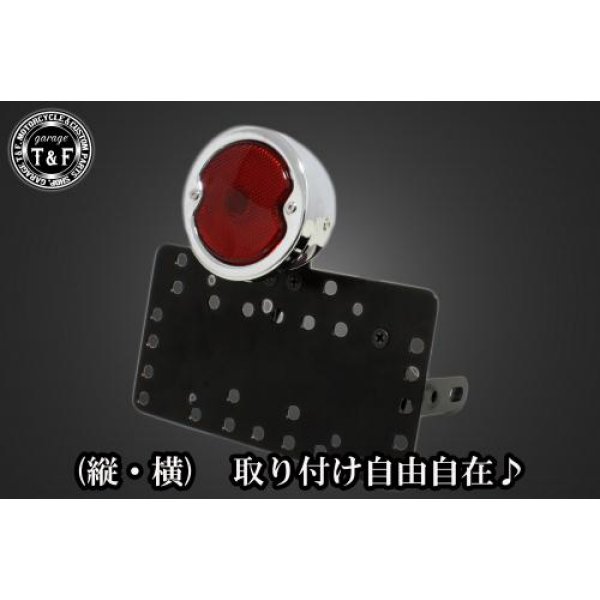 SN01228 ガレージT&F サイドナンバーキット&DUOテールランプ(スタンダード)メッキ+ステー スポーツスター 48ハーレー スポーツスター フォーティーエイト(全年式)【本体の仕様】 ・素材:スチール製。 ・カラー:ブラック仕上げ。 【テールランプ取り付けステーの仕様】 ・素材: スチール製。 ・カラー:ブラック仕上げ。 【配線の役割】 ・赤色:ブレーキランプ(+)。 ・青色:ポジションランプ(+)。 ・黒色:アース(-)。 ※製造ロットによってテールランプの配線の色、長さが変更されることがございますので予めご了承ください。 【製品の特徴】 ・通常のサイドナンバーKITでは縦固定か横固定のみですが、本製品は縦横どちらにも対応。あなたのバイクスタイルに合わせた自由なレイアウトが可能です。 ・取り付けステーの角度調整や前後スライド調整が出来る為、ナンバープレートの位置を思い通りにセッティング可能。細部まで理想のスタイルを実現します。 ・横向きの場合:7か所の取り付け位置を選択可能。 ・縦向きの場合:12か所の取り付け位置を選択可能。 ・車種専用のステー付きです。加工不要で取り付け可能。 ガレージT&F製フラットフェンダーKITと同時装着される場合はサイドナンバーオフセットKITを同時にお買い求め下さい。 【注意事項】 ・ガレージT&F製サイドナンバーKITは取り付け位置にかなり自由度がございます。しかしながらテールランプの種類によっては取り付け位置が制限される場合がございます。 ・ガレージT&F製フラットフェンダーKITと同時装着する場合も取り付け位置が制限される場合がございます。 ・車種によっては、別売のサイドナンバーオフセットKITが必要となる場合がありますのでご注意ください。 ・装着イメージは画像は全てドラッグスター400となります。取り付される車種によって多少イメージが異なる場合がございます。予めご了承下さい。 商品の改良や生産工程の変更により掲載されている仕様やデザインが予告なく変更される場合がございます。 SN01228楽天 JP店