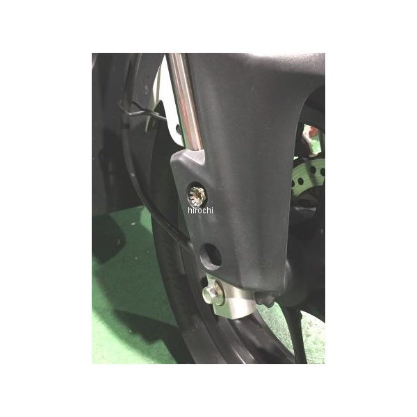 BK53104 アディオ ADIO 除電ボルトナットセット ホンダ ズーマーX JF52ホンダ ズーマーX 110JF52静電気による悪影響はエンジン性能やサスペンション性能、そして空力効果までも悪化させてしまいます。静電気を放電させ、除電することによって本来の性能を甦らせるボルト、ナットです。HONDA ズーマーX JF52 ボルト3、ナット1エンジン性能やサスペンション性能を向上!除電ボルトとナットを車種別にセットにしました自動車や二輪車は、走行中に各部でかなりの静電気が蓄積されています。その静電気による悪影響は思っているよりも大きく、エンジン性能やサスペンション性能、そして空力効果までも悪化させてしまいます。これらの静電気を放電させ、除電することによって、本来の性能を甦らせるボルト、ナットです。車両のボルトと交換、またはボルトの突き出し部にナットを追加で装備するだけの簡単取り付けで、効果を体感することができます。静電気による悪影響ボディと空気の摩擦、タイヤと路面の摩擦、エンジン自体が動くことによる吸入空気、オイル、冷却水の摩擦、サスペンションが動く摩擦、そのすべてに静電気が起きます。静電気は、空気の剥離を起こしたり、オイルやグリス、燃料の硬化を引き起こします。それにより、エンジンレスポンスの低下や、燃費の低下、サスペンションの動きの妨げなどの悪影響が引き起こされます。除電ボルト・ナットを車種別にセット設定静電気を除電するこの除電ボルトと除電ナットを、車種別にセットにしました。セットでは、フロントフォーク部、リアサスペンション部、インジェクターボルトの設定となります。サスペンションのスムーズな動きと、アクセルレスポンスの向上に効果がある部分のセットです。もりろん、それ以外の部分にも単品設定の中から自由にお選びいただけます。取り付けの際の注意事項・王冠部分は鋭利になっていますので、怪我の無いよう取扱に注意してください。・除電ボルトはキャップボトルの上に除電ナットが溶接されています。取り付け時には、ナットではなくボルトを六角レンチ等で締めてください。・除電効果は、車両により大きく異なる場合もあります。販売備考:ボルト3、ナット1、ワッシャー3※商品画像はイメージです。実際の商品と色や形状が異なる場合がございますのでご注意ください。P083-4948楽天 JP店