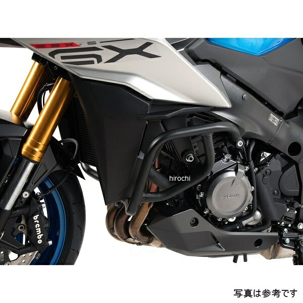 ヘプコアンドベッカー HEPCO&BECKER エンジンガード 24年- GSX-S1000 GX24年- スズキ GSX-S1000 GXGSX-S1000GXのカスタムパーツヘプコ&ベッカー製 GSX-S1000GX エンジンガードはなぜ欧州の玄人から、多くの支持を受けるブランドとなったのでしょうか。安心感の提供ヘプコ&ベッカーのエンジンガードを搭載する利点は、何よりも不安からの開放です。立ち転けや転倒、その修理代など、ベテランでもヒヤッとすることがあります。ヘプコ&ベッカーではツーリングを心から楽しむことを目指し、製品を開発、お届けしています。高い安全性万が一の有事から車体を守ります。直接のダメージを防ぐだけでなく、衝撃を多点に分散し、全体的にダメージを少なくする効果が期待できます。地面と車体の間への足の挟み込みなども防ぐことも大事な機能です。品質の差別化ヘプコ&ベッカーのエンジンガードにはパイプ内部に性質の異なる特殊強化パイプをさらに1本追加させた2重構造を採用。肉厚スチールの加工が施されている車両接合ポイントはトライ&エラーより導きだされた耐衝撃性に優れた構造です。また多点支持や、パイプのつなぎ方も差し込みタイプとすることで、充分な強度を確保。これらのこだわりを元に、各所にツーリングライフの向上に貢献できるよう工夫が施されています。※オプションにエンジンガード用プロテクションパッド(左右セット)があります。 転倒時に、最初に地面と接触することで、衝撃を和らげ、車体へのダメージを軽減。さらに堅牢な保護システムを構築可能です。501-3552-0001楽天 JP店