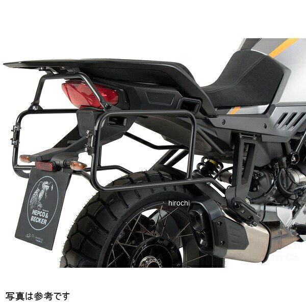 ヘプコアンドベッカー HEPCO&BECKER サイドケースホルダー 24年- Stelvio24年- モトグッツイ Stelvioヘプコ&ベッカーのサイドケースを搭載するために必要なサイドケースホルダー。パイプタイプのこの商品は丈夫で安価な逸品。パイプ内部に性質の異なる特殊強化パイプをさらに1本追加させた2重構造を採用。肉厚スチールの加工が施されている車両接合ポイントはトライ&エラーより導きだされた耐衝撃性に優れた構造です。全てのヘプコ&ベッカー製サイドケース(C-Bowタイプを除く)を取付できます。※こちらのサイドケースホルダーはLock it system機構は御座いません。※サイドケースホルダー用アダプターはケースに付属しています。653-560-0001楽天 JP店