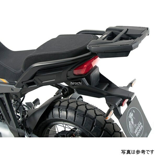 ヘプコアンドベッカー HEPCO&BECKER トップケースホルダー イージーラック 24年- Stelvio24年- モトグッツイ Stelvioトップケースキャリア。ツーリングや街乗りでも使いやすく便利なヘプコ&ベッカーのトップケースを搭載する為のベースとなるキャリア。アルミ製で軽く丈夫に造られており、ケースを付けていなくても現代のバイクに違和感なく溶け込むデザインです。2種類のホルダーをラインナップ。ヘプコ&ベッカーのトップケースを安全に取り付けるための位置決めガイド(垂直に立っている部分)が、折りたたみタイプと固定タイプの2種類をラインナップ。お客様の使用スタイルによってお選びいただけます。折りたたみタイプ Easy rack / イージーラック位置決めガイドが折りたたみ式のため、簡単にフラットな簡易キャリアとなります。トップケースを必要としないような、ちょっとした荷物を載せる場合に便利です。固定タイプ Alu rack / アルラック位置決めガイドがボルトで固定されたタイプ。取り外せばフラットな簡易キャリアとなります。ケースを取り付けたまま使用することが多い場合にお勧め。リーズナブルな価格も魅力。その他、付属の取付用フレームなどは共通です。※写真のEasylackは位置決めガイドを折りたたんだ状態、Alurackは位置決めガイドを取り付けた状態と取り外した状態です。662-560-0101楽天 JP店