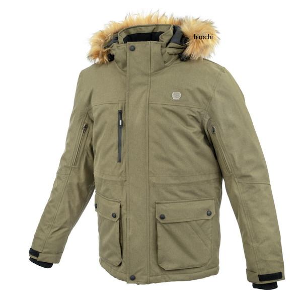 サイズ:XLカラー:Olive着丈78.5cm 胸囲124cm 裾囲120cm街乗りを快適に普段使いしやすい中綿入りウインターコート。通勤や街乗りにも取り入れやすいデザインで、ネイキッドやクラシックなど幅広い車両スタイルにマッチ。肩・肘・胸部には自然なフィット感と高い　衝撃吸収性を備えたENIGMA G2ソフトプロテクター（CEレベル2認証取得）を、背中には通気性に優れたハニカム構造のEVAパッドを装備。ウエストのドローコードや着脱可能なフードとファーにより、多彩な着こなしに対応。袖口からの冷気を軽減する袖リブや、乗車姿勢をとりやすいアクションプリーツ、背面の3Dメッシュによるムレ軽減など、ライディング時の快適性を高める機能を備えた一着。07-640楽天 JP店
