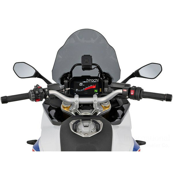 ワンダーリッヒ Wunderlich ハンドルバー コンバージョンキット Touring シルバーBMW R1300RSカラー：シルバー快適性とスポーティーな操作性を両立純正のセパレートハンドルを、人間工学に基づいて設計されたパイプハンドルへ交換。より直立したライディングポジションになり、手首や肩、背中への負担を軽減し、ロングツーリングでの快適性を高めます。低速走行やワインディング、車両の取り回しなど、さまざまなシーンで軽快な操作性を発揮します。体格や好みに合わせてポジションを調整ハンドルの角度を調整可能。ライダーの体格や好みに合わせてライディングポジションを調整できます。高強度アルミニウム製パイプハンドル高強度アルミニウム製の精密パイプを採用。パールブラスト加工による上質な仕上げと、純正のトップブリッジやハンドルマウントに調和する表面質感・カラーを採用しています。寸法：パイプ径：32mm幅：798mm高さ：100mm奥行：172mm専用設計によるスマートなコンバージョン車両に合わせた専用設計により、追加の加工や大幅な仕様変更を必要とせず、純正パーツを活かしたハンドル交換が可能。スイッチボックス類の取り付けに必要な穴もあらかじめ加工済みです。充実した専用取付キットその他取り付けに必要なパーツもあらかじめ付属。スムーズなインストールを可能としています。付属キット：・バーハンドル(スイッチ穴加工済み)・ハンドルマウント・純正バーエンド用アダプター・クラッチライン延長用アダプター※純正ブレーキラインと純正ナビゲーション用の特殊ボルトはそのまま使用可能です。後方の視界を確保するミラーエクステンションハンドルポジションの変更により、ミラーの視界が気になる場合にはミラーエクステンション 品番:W15120-002の併用をおすすめします。純正カウルミラーを外側に移動させることで、後方の視認範囲を確保。より快適で安心感のある後方確認を可能にします。※製品はEU仕様でのシート高を基準としています。国内仕様の場合、シート高が異なる場合がございますので御注意下さい。※写真はイメージです。掲載写真の取り付け車種、カラーなど、写真と異なる場合がございます。※実際の製品は改良・仕様変更などにより、一部カラー、形状が異なっている場合がございます。※撮影の都合上、他商品も写真に写っている場合がありますが表題の商品のみのお届けとなります。W15331-001楽天 JP店